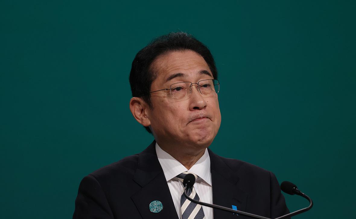 Японский премьер уволит министров из-за скандала с «откатами»